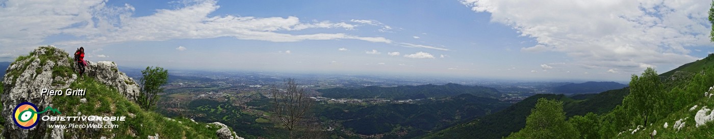 80 Sul cocuzzolo della montagna con vista sull'alta pianura bergamasca....jpg